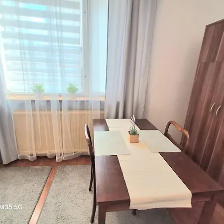 Apartmán ,,Arts Home,, ,Zapraszam Bezplatny Parking Blisko Las,Duzo Przyrody, Spokojna Okolica,Centrum Kardiologii,Centrum Szkoleniowe,Trasa Na Lublin,Ukraine,Mieszkanie Przestronne,Czyste,Spokojna Okolica,Blisko Aldi,Lidl,Zabka,Rossmann,Pkp, Ztm Varšava